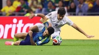 カメラマンと衝突のウズベキスタン選手が謝罪のシャツを贈る