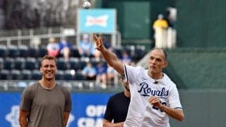 イングランド監督、MLBで始球式　快勝から一夜明けリラックスムード、エースFWケインら集結