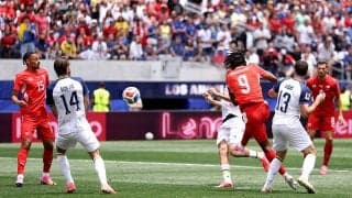 バケモノかよ！スイス代表MF、目を疑う“衝撃の光景”「エグすぎだろ」「まさに飛び道具」相手3人に囲まれながら“爆速弾丸ボレー”炸裂