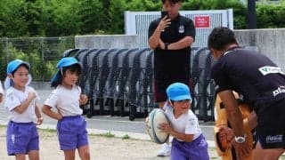 静岡ブルーレヴズ普及スタッフがこども園でラグビー体験事業　園児たちが全力タックル