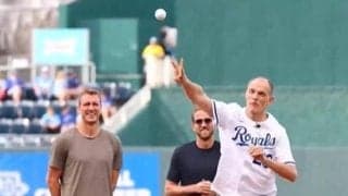 クロアチア戦翌日、イングランド・トゥヘル監督はロイヤルズの始球式に登場、控え組は練習試合