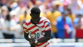 Ｗ杯で珍事　ツバイヤー主審が足をつって試合中断　米国－オーストラリア戦の試合終盤