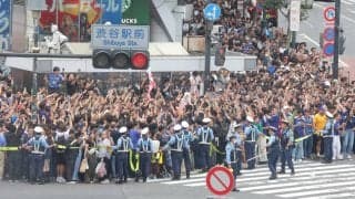 【Ｗ杯】渋谷スクランブル交差点は「人・人・人」のお祭り騒ぎに　警察は「まもなく赤信号です！」と厳戒態勢