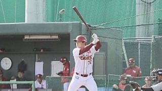【楽天】ドラ４大栄利哉「やっぱりプロは質が違う」先輩捕手の隣でアドバイスをノートに記す