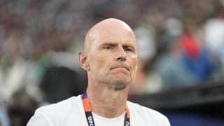 ノルウェーのソルバッケン監督が異例の行動、試合終了とともにスタンドへ駆け上がり妻と熱いキス