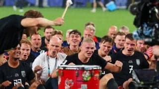 【Ｗ杯】怪物ハーランドも！ノルウェー代表、話題の「船こぎポーズ」で２８年ぶり決勝Ｔ進出お祝い