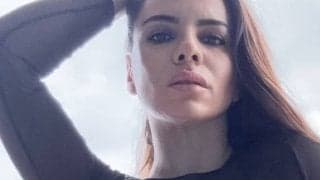 「英国なら逮捕だ」イタリアのセクシー女優、豊かすぎる胸を強調する姿でスタジアムに登場し賛否