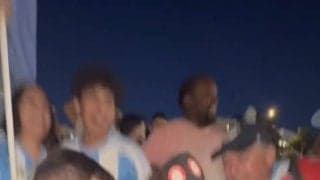 日本サポの慣習がアルゼンチンに波及？「ゴミを溜め込んでいるんだ～！」“絶叫ゴミ拾い”が話題