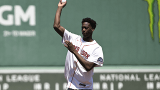 マサチューセッツ州初のNBA全体1位…AJ・ディバンサがMLBレッドソックスのホームで始球式に登場