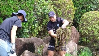 【ラグビー】静岡ブルーレヴズの岡崎颯馬が磐田市・今ノ浦川で清掃活動