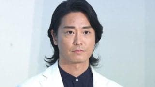 えっ別人！「イケオジですね」グレーヘアをセンターパート＆黒縁メガネ　元大関の人気力士がスマートコーデ　場所中とは雰囲気一変のオフショットに騒然
