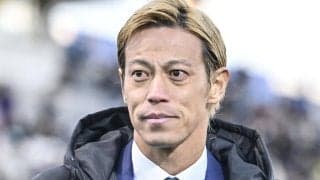 「まさかの巨人師匠被り」本田圭佑の“真っ赤なジャケット”勝負コーデに大物漫才師が「あっ！僕やん」と反応!? 「師匠コーデ！」「髪まで（笑）」「さすがに笑う」