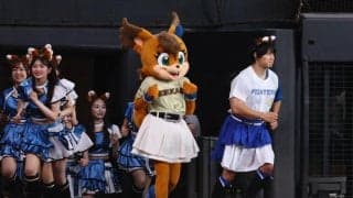 かけおち・青木マッチョ　まさかの特注スカート姿できつねダンス　ファイターズガールになりきり披露　ぼる塾の３人も笑顔で