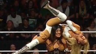 元チアリーダーの女子レスラー 荒業に悶絶