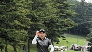 ゴルフ　ツアー“最小兵”が２人の親友の支えで堂々の午前組首位に
