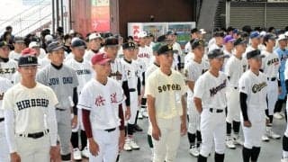 雨の中の高校野球広島大会の開会式　「108の縫い目」に思いはせ