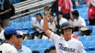 つばさ総合の渡辺晃生主将、志願の先頭打者　初回に安打を放つ