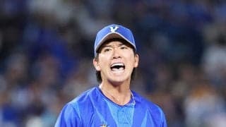 観客ざわつく…ヤクルト古賀の送球がDeNA篠木の頭部に直撃　線の内側走っておりアウト判定