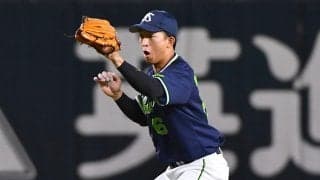 【ヤクルト】ルーキー松下歩叶が右ひざおさえ苦悶の表情　ダイビングキャッチで地面に打ちつけたか