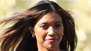 ドジャース女性リポーターがノースリーブ、腰にバンダナ巻いたおしゃれな全身コーデを披露
