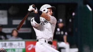 【ソフトバンク】栗原陵矢24号、２発６打点の近藤に向かいガッツポーズ　ハイレベル争い監督歓迎