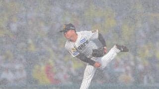 阪神　村上頌樹が雨でらしからぬ“ミス”連発も　中野拓夢の超絶守備でピンチ脱出！甲子園が大歓声に包まれる　雨中の激闘に