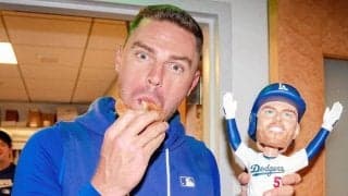 ドジャース　フリーマンの「どデカボブルヘッド」にファン爆笑　我が子を抱えるような姿が「とってもかわいい」「小さなフレディがｗ」秀逸コメントも「歯の白さが」