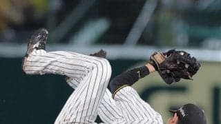 阪神・中野拓夢　超絶美技再び！ジャンプ一番で菊池のライナーをキャッチ　再三の好守で聖地沸かす