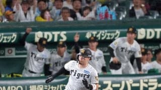 阪神　逆転勝ちで連敗２でストップ　佐藤輝明がプロ初１０度目猛打賞　強烈右前打で実質“ランニング本塁打”　村上がリーグ２位タイ７勝目
