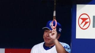 【中日】ベンチ内にピンクのつり革、井上監督がたびたびつかまる姿も　現在は名古屋鉄道が提供