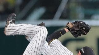 阪神・中野　好守連発「なんとか投げてくれてるんで」雨中の投手陣救う　藤川監督「守りで攻める」体現