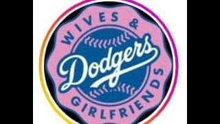 ドジャース奥様会インスタグラムが選手の独立記念日祝福家族ショット公開　マンシー一家ら笑顔