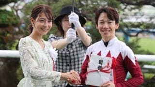 「綺麗すぎてびびった 」競馬場に現れた41歳女優にくぎづけ…花柄ワンピで登場「相変わらず美しい」「まじで美人だった」