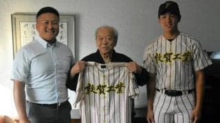 95歳書家が筆でエール　敦賀工が新ユニホームで夏の福井大会に挑む