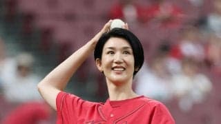 【広島】元バレーボール日本代表・栗原恵さん始球式きれいなオーバースローから外角低めにズバッ