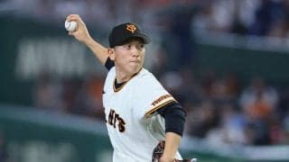 【巨人】無安打無失点と好投の戸郷翔征にアクシデント…一塁を駆け抜けた際に左太もも裏抑え、ベンチ裏に　橋上監督代行も心配そうに見つめる