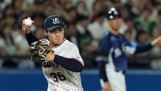 【ヤクルト】ナイスキャッチも…判定はファウル　三塁守る石井巧がベンチ内で飛球つかむ