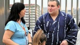 安青錦がウクライナ避難民と語り合う「交流を力に変えて優勝目指す」