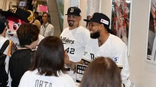 【オリックス】マチャドとエスピノーザ、地震で被災した母国ベネズエラへの義援金募金活動に立つ