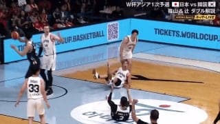「審判さん吹きますか…」バスケ日韓戦の“微妙なジャッジ”が物議！日本の好守備がファウル判定…「どうやって守るねん」「おかしいやろ」