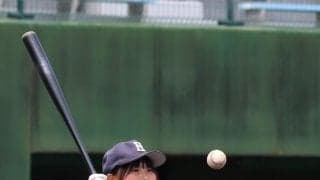 【高校野球】硬式では埼玉初の女性ノッカー　飯能の女子部員・花岡咲愛が兄晴翔にノック