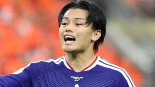 「異常な可愛さしてる」顔ちっさ！ＦＷ上田綺世のユーチューバー妻の最新姿に反響　スタバのカップ両手持ち→小顔際立つ「笑顔が天使」「ワンピ激カワ」