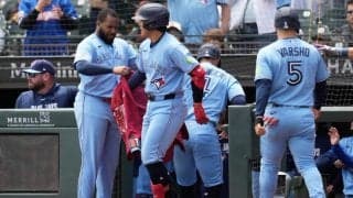 岡本和真　満塁弾後に持ったドラゴンの杖が「何だか笑ってしまう」「天然炸裂」「癒やされる」「かわいい」ゲレロも大爆笑　勢い生んだ新セレブレーション