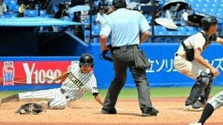 高校で野球デビュー3カ月　淵江の金杉選手が本塁生還し、雄たけび
