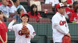 広島戦始球式で行政２トップが異例のバッテリー結成　投手を横田広島県知事、捕手を松井広島市長が務める　マツダスタジアムは「改めて良いスタジアムだなと」