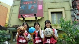 川崎ブレイブサンダースとAKBコラボの壁面アート　川崎駅前に登場