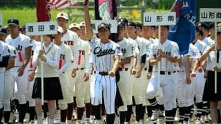 学生コーチに転じた3年が行進先導　「人の役に立つことがモットー」