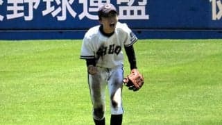 2点追う九回　緊張感漂うベンチ前で一発芸を見せた中大杉並・林主将