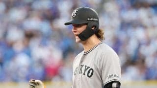 【巨人】まるでドイツ代表DFリュディガーばり？の大股走法でウィットリーが来日初安打