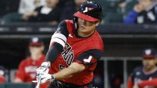 村上宗隆　第１打席は空振り三振　本拠地の大歓声に迎えられ打席へ　右太もも裏負傷から４２日ぶりにメジャー戦復帰